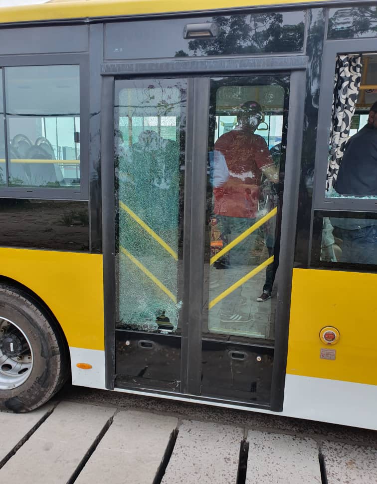Kinshasa, bus, expatriés, caillassé, wewa