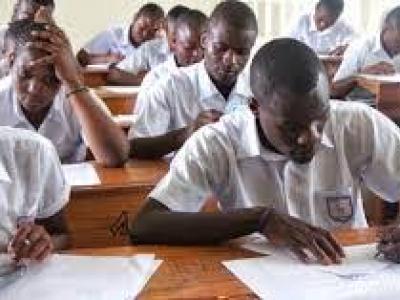 Quelques élèves de Kananga en pleine dissertation