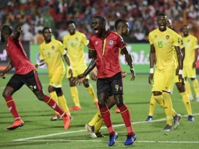 les joueurs de l'ouganda et du zimbabwe