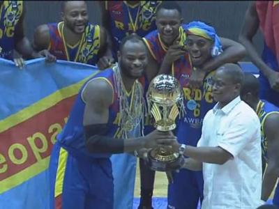 Les joueurs des léopards basket après la finale