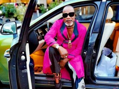 Koffi Olomide à bord de sa nouvelle voiture
