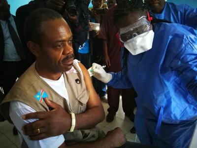 le ministre Oly Ilunga se fait vacciné