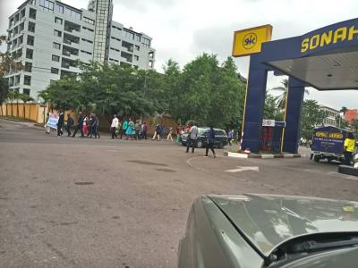 Vue de la station d'essence de Sonahydroc à Gombe et les agents en colère