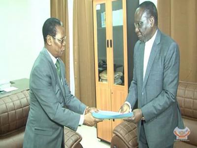 Sylvestre Ilunga et le greffier de la cour constitutionnelle