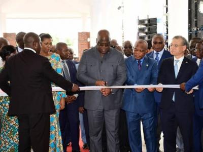 Félix Tshisekedi,  coupant le ruban symbolique du musée  international de la RDC  
