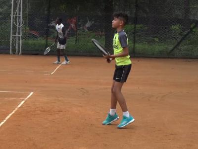 Un joueur de tennis de moins de 18 ans au cercle de Kinshasa 
