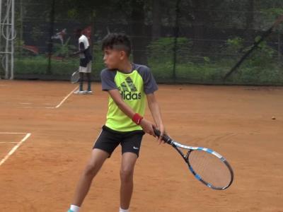 Un jeune tennisman en pleine compétition au cercle de Kinshasa 
