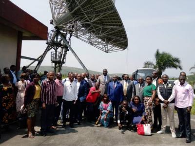 Je ministre Kibassa Maliba, entouré de quelques agents de PTNTIC 