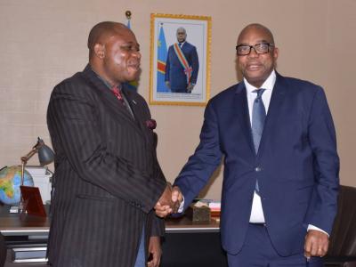 Gilbert Kankonde saluant Wamba Wetshi, coordonnateur pnrst 