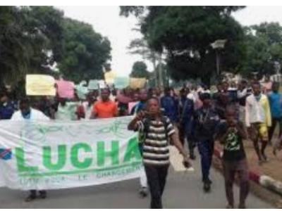 Quelques membres de la Lucha en pleine marche