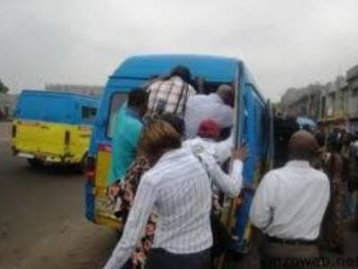 Un minibus Mercedes 207 de transport en commun