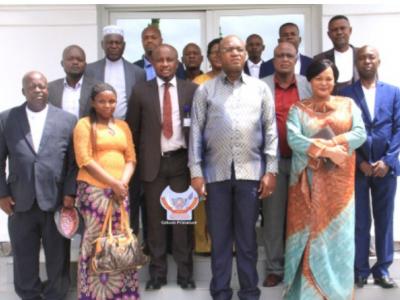 Le gouverneur de Kinshasa, Gentiny Ngobila Mbaka et quelques membres de son équipe. 