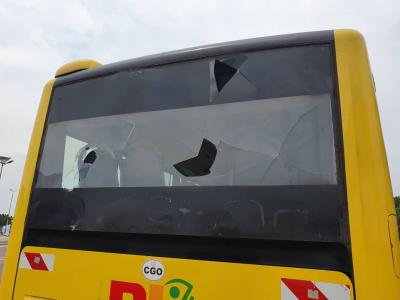 Pare brise arrière du bus callassé par les wewa à Kinshasa