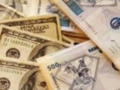 Les billets de dollars et les francs congolais