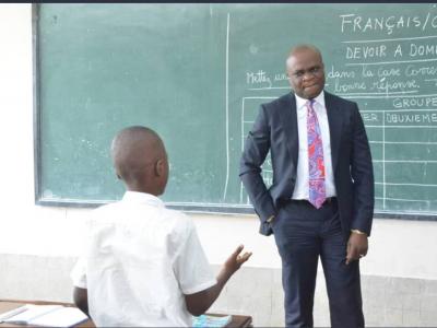 Willy Bakonga et un élève du primaire