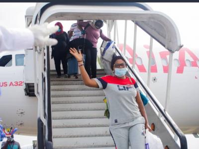 Quelques congolais descendant de l'avion