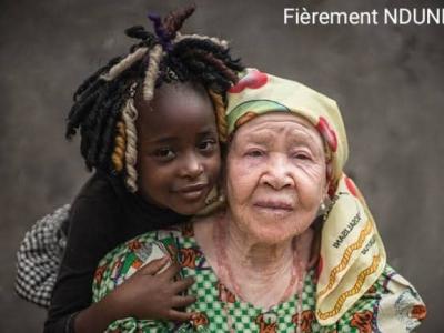 Une albinos avec sa petite fille
