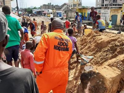 Ados Ndombasi avec ses électeurs sur terrain