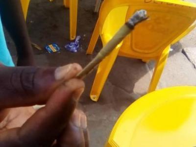 Un homme tenant un tabac ''shikata'' allumé