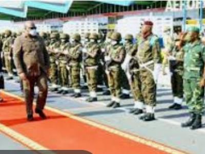 Félix Tshisekedi, saluant les troupes à Goma