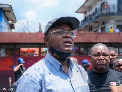 Gentiny Ngobila Mbaka assiste à la démolition des anciens bâtiments du grand marché 