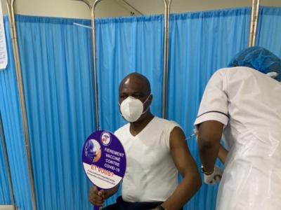 Martin Fayulu, au centre de vaccination à Kinshasa 