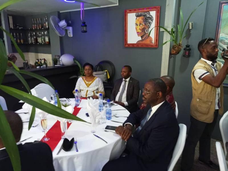 Néné Nkulu et quelques notables de Haut Lomami au restaurant Tricana