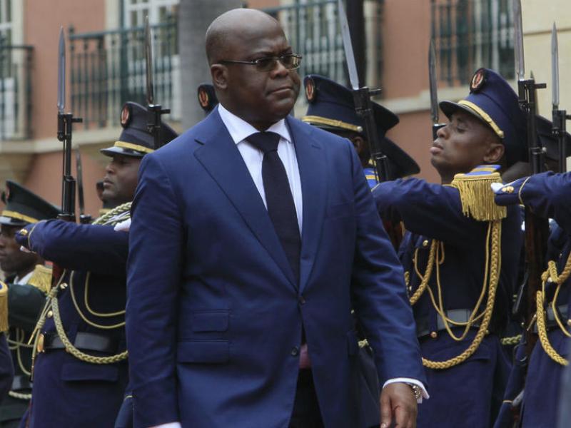 Le président Tshisekedi passant les troupes étrangères en revue
