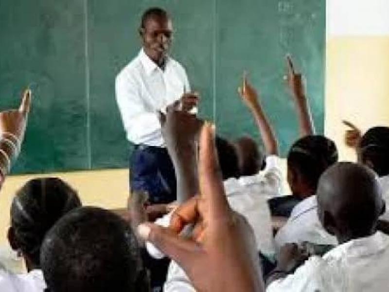 Un enseignant dans une salle de classe 