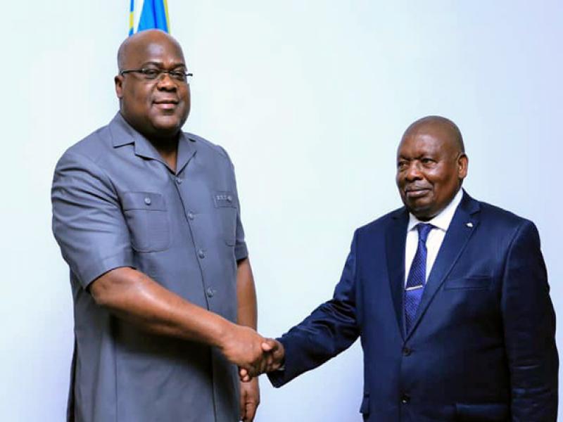 Félix Tshisekedi saluant Simon Kimbangu Kiangani