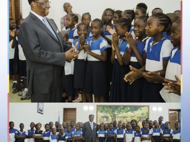 Alexis Thambwe Mwamba et les élèves de bienheureuse Anuarite