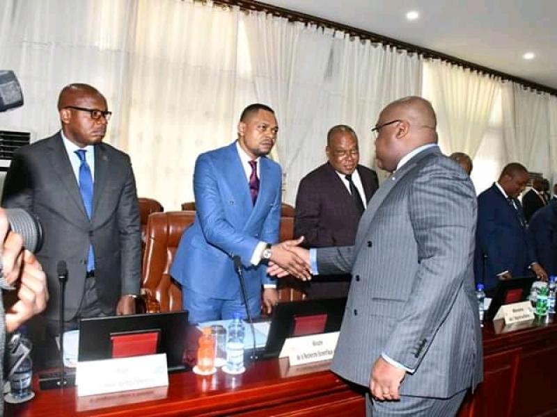 Félix Tshisekedi saluant quelques membres du gouvernement