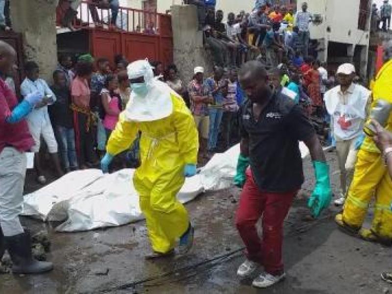 Les équipes de secours lors du crash