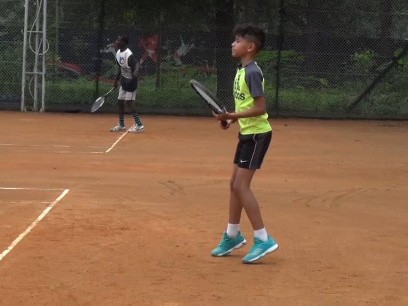 Un joueur de tennis de moins de 18 ans au cercle de Kinshasa