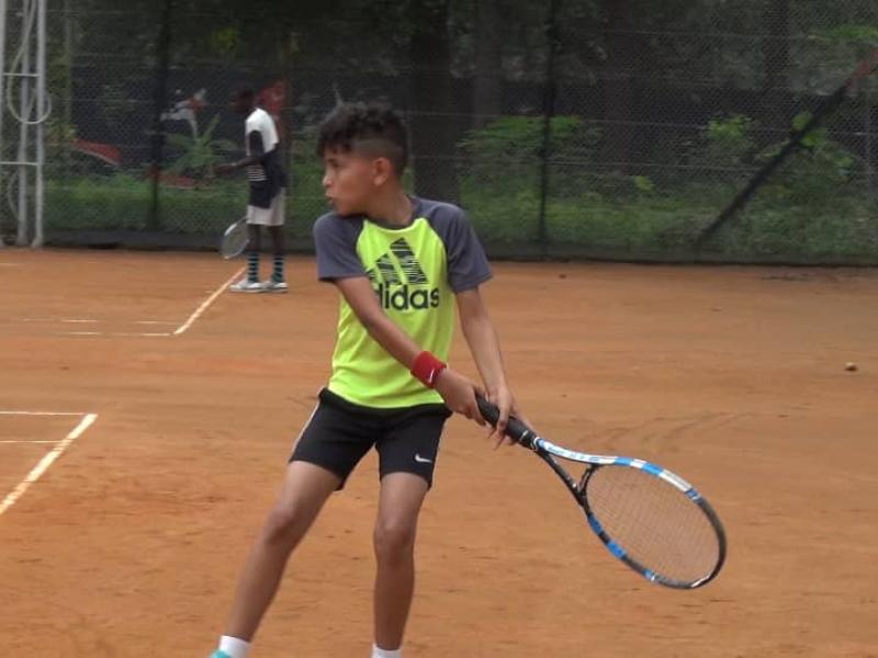 Un jeune tennisman en pleine compétition au cercle de Kinshasa