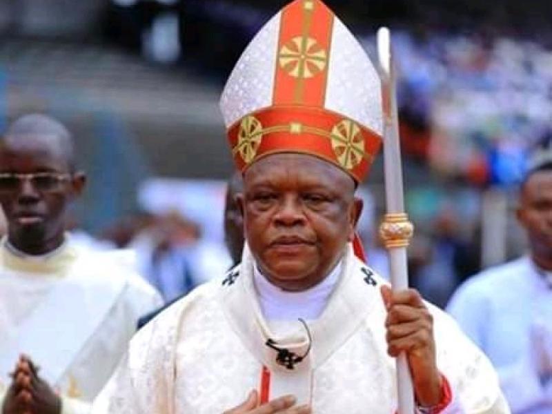 Cardinal Ambongo en plein eucharistie 