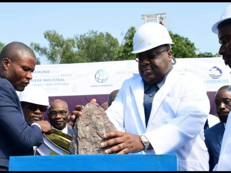 Félix Tshisekedi posant la première pierre de cette usine