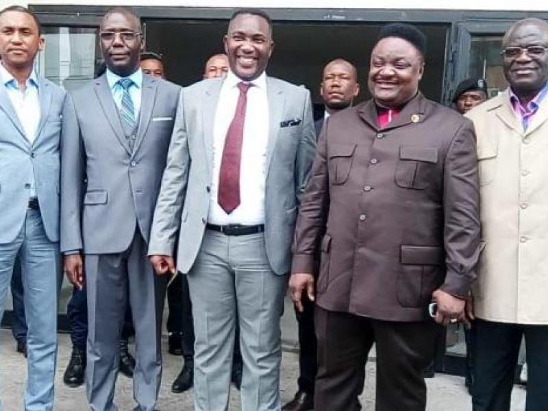 Olenga Nkoyi et Gode Mpoyi avec quelques membres de l'assemblée provinciale de Kinshasa