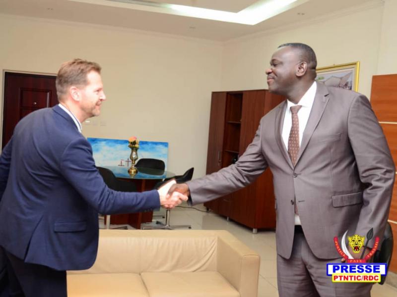 Le ministre Augustin Kibassa recevant son hôte