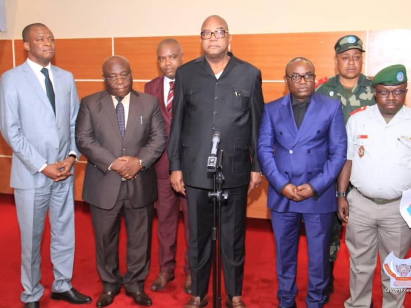 Gilbert Kankonde, quelques membres du gouvernement congolais et deux officiers de l'armée congolaise