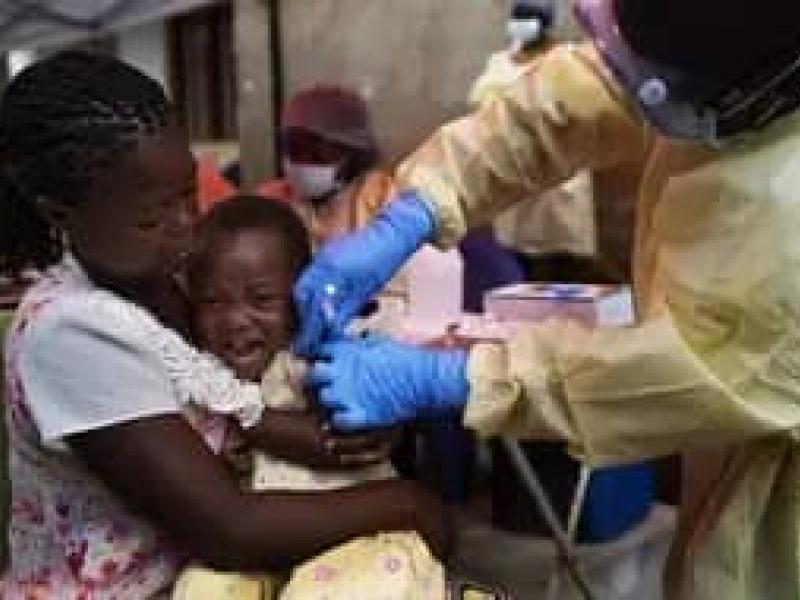 Quelques enfants récevant leurs vaccins