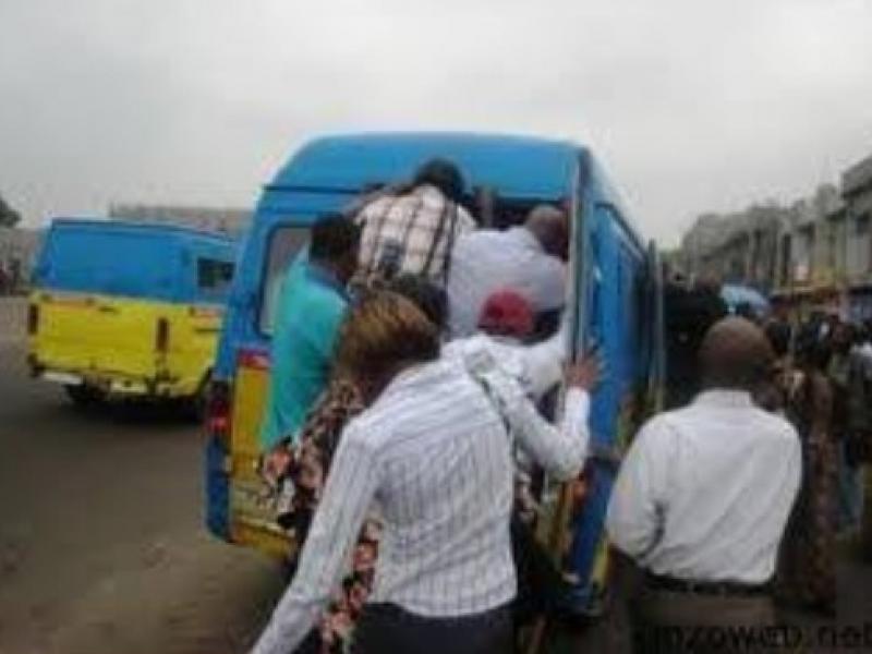 Un minibus Mercedes 207 de transport en commun