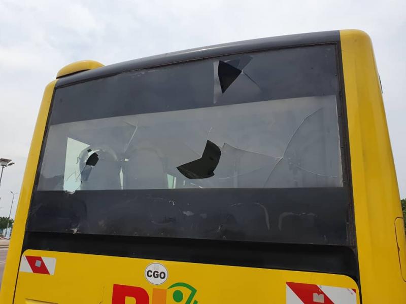 Pare brise arrière du bus callassé par les wewa à Kinshasa
