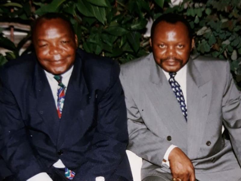 Eluki Monga Ndongo Jacques à gauche de votre écran et Le général Eluki Monga Aundu Sébastien à droite de votre écran