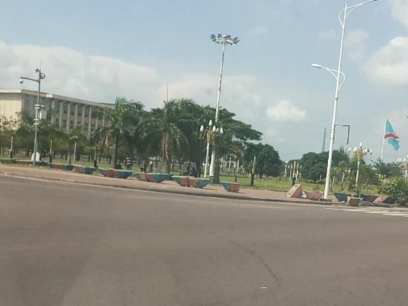 Palais du peuple à partir du boulevard triomphal