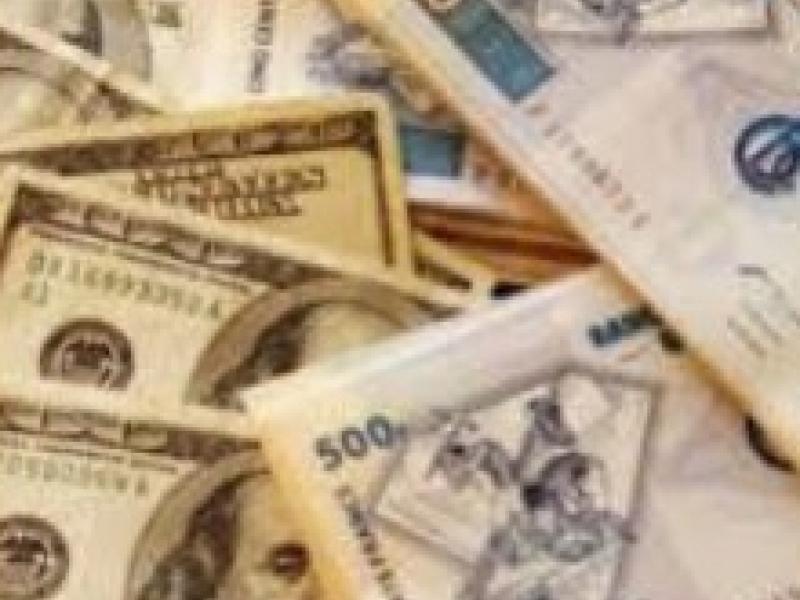 Les billets de dollars et les francs congolais