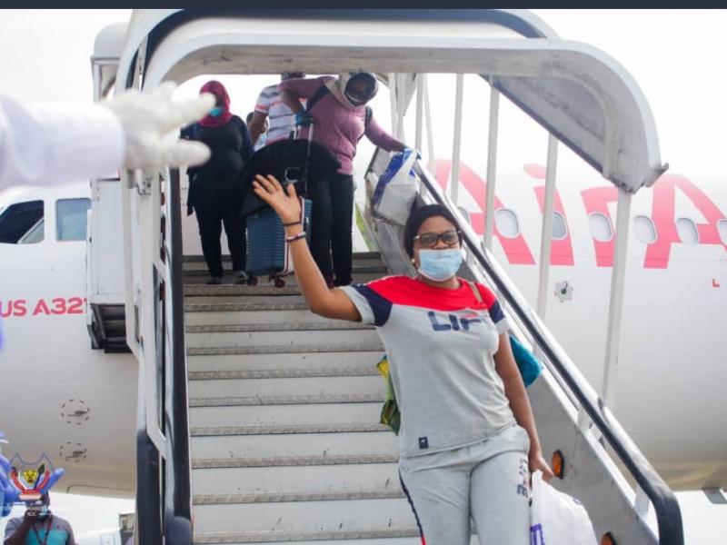 Quelques congolais descendant de l'avion