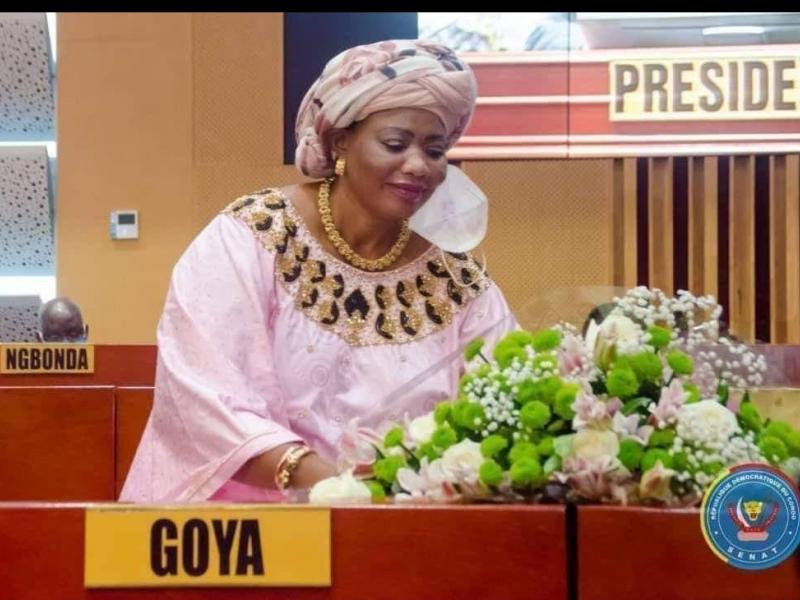 Bijoux Goya recevant son bouquet de fleurs au sénat