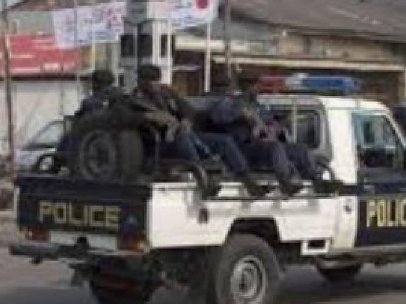 Un pick up des policiers en patrouille