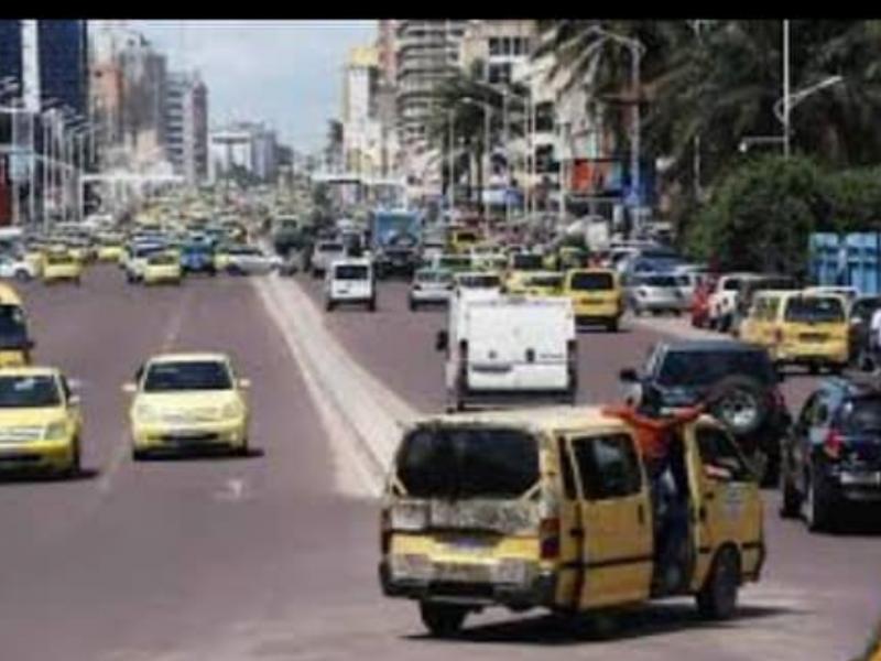 Une route de Kinshasa avec les véhicules de transport en commun